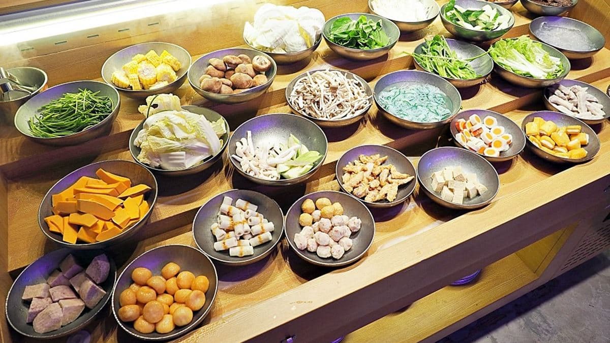 自取食材超過二十幾種，包含葉菜類、根莖類、瓜類、菇類、火鍋料。（圖片來源：高雄美食。茉莉小姐說說話）