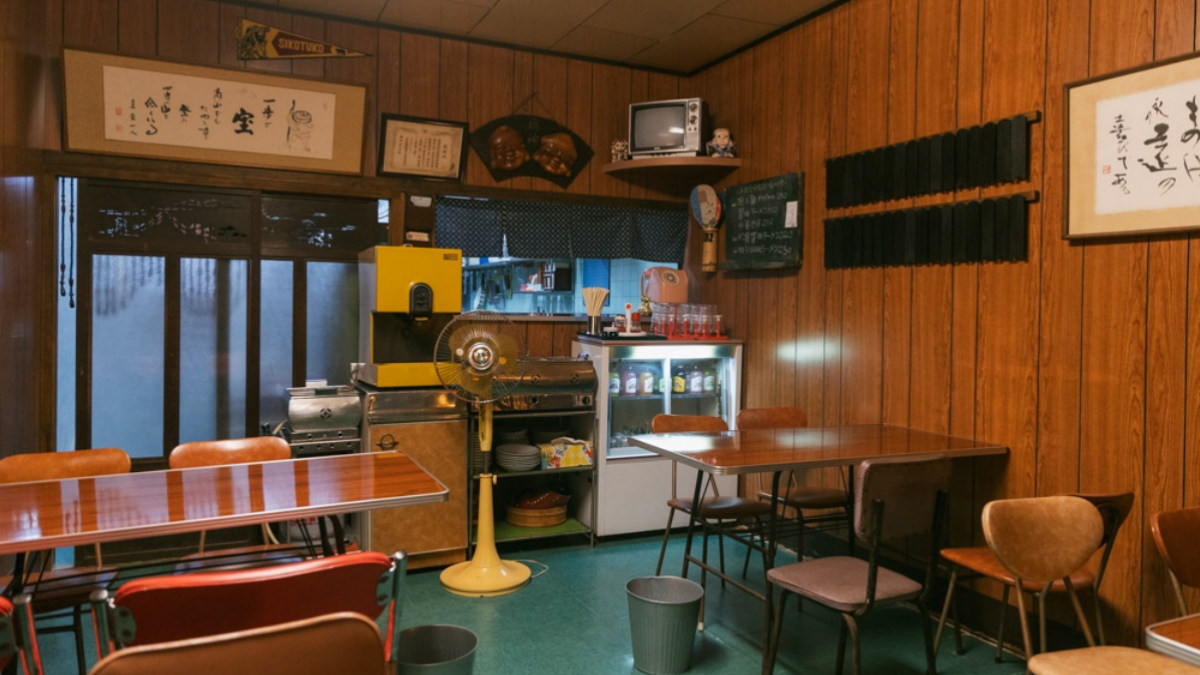 店內空間陳設非常日式懷舊，就連餐具、水杯很有年歲感。（圖片來源：口袋吃吃五十咩）