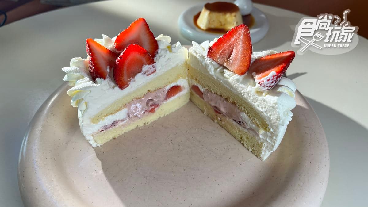 「玫瑰草莓戚風」吃得到滿滿的草莓。
