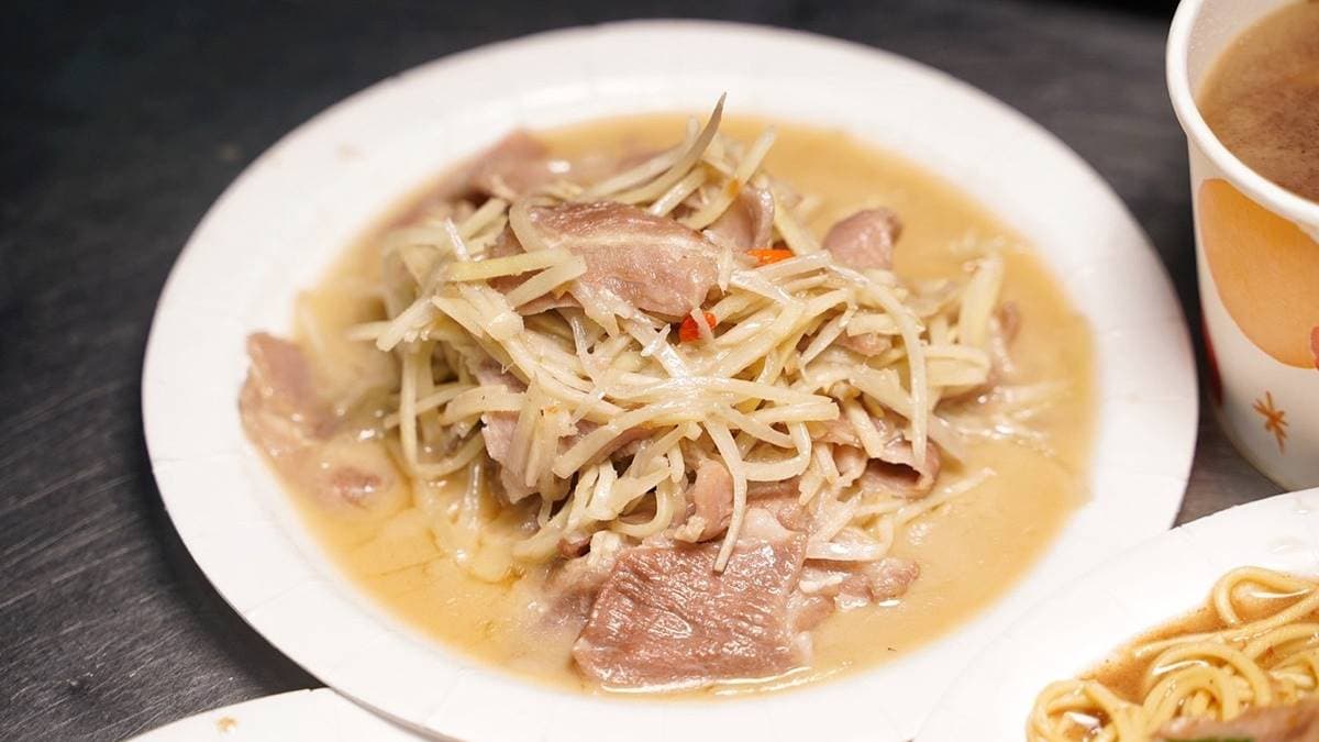 「麻油羊肉」以麻油、米酒、枸杞、薑絲一起爆香，微辣不嗆口。（圖片來源：阿華田的美食日記）