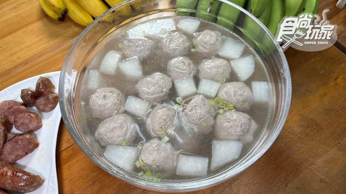 「綠蕉貢丸」的貢丸很大顆。