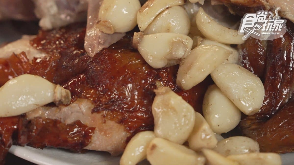 「蒜頭雞」飄有蒜香味，雞肉口感不柴。