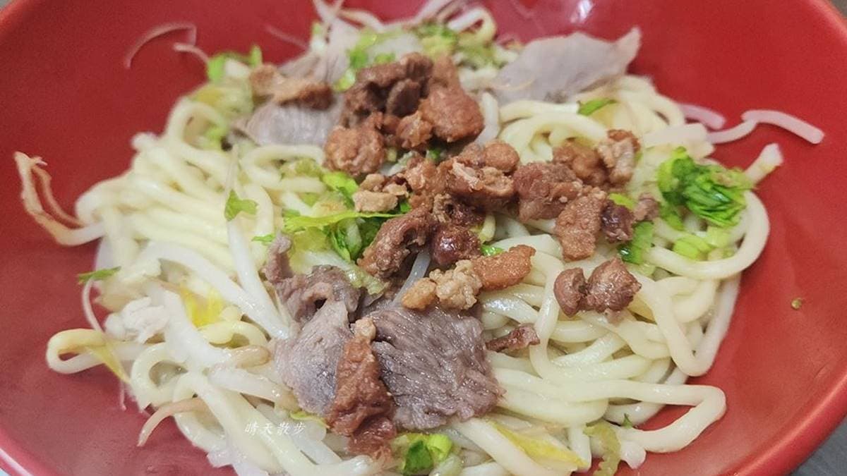 菜單還有販售肉燥飯、爌肉飯、陽春麵、各式湯品和小菜。（圖片來源：晴天散步）