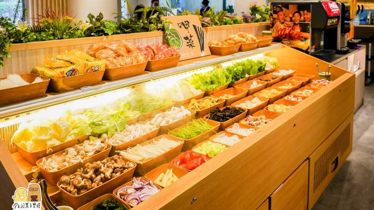 自助吧提供多樣新鮮蔬菜、火鍋料任你夾。（圖片來源：D&W黑白雙搭）