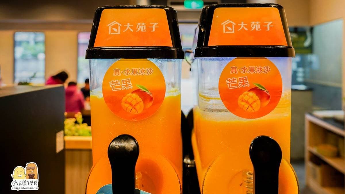 飲品區還喝得到「大苑子」芒果冰沙。（圖片來源：D&W黑白雙搭）