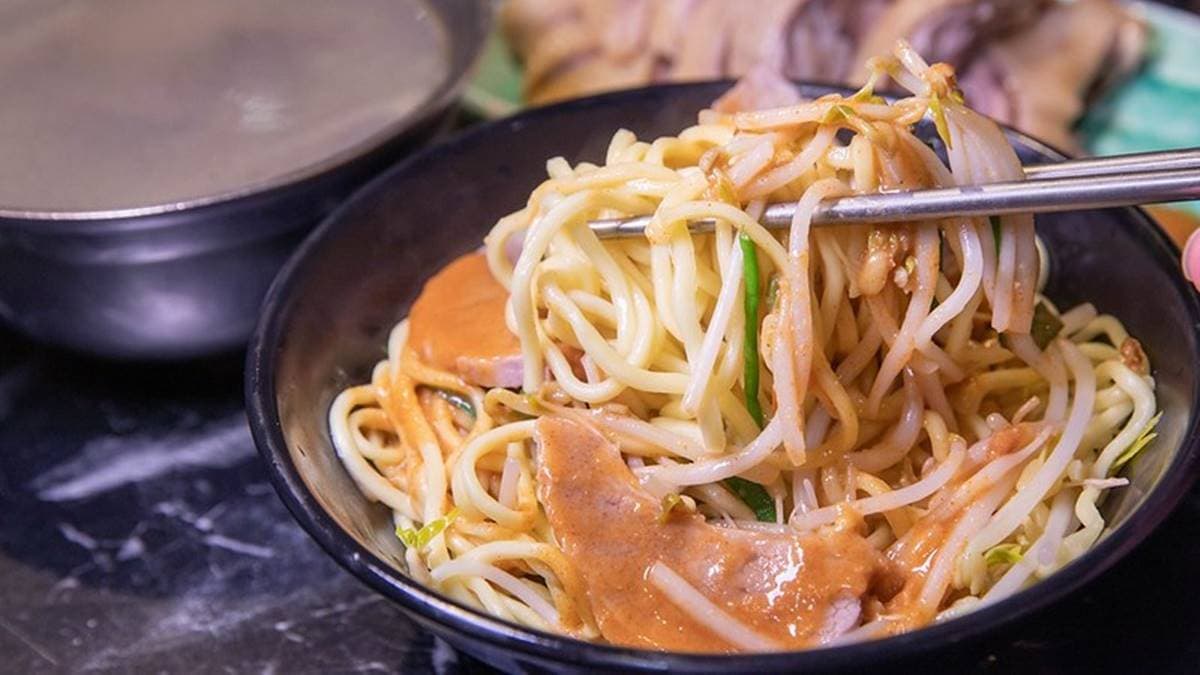 店家特製的味噌醬，無論沾鴨肉或是拌麵都超唰嘴。（圖片來源：小虎食夢網）