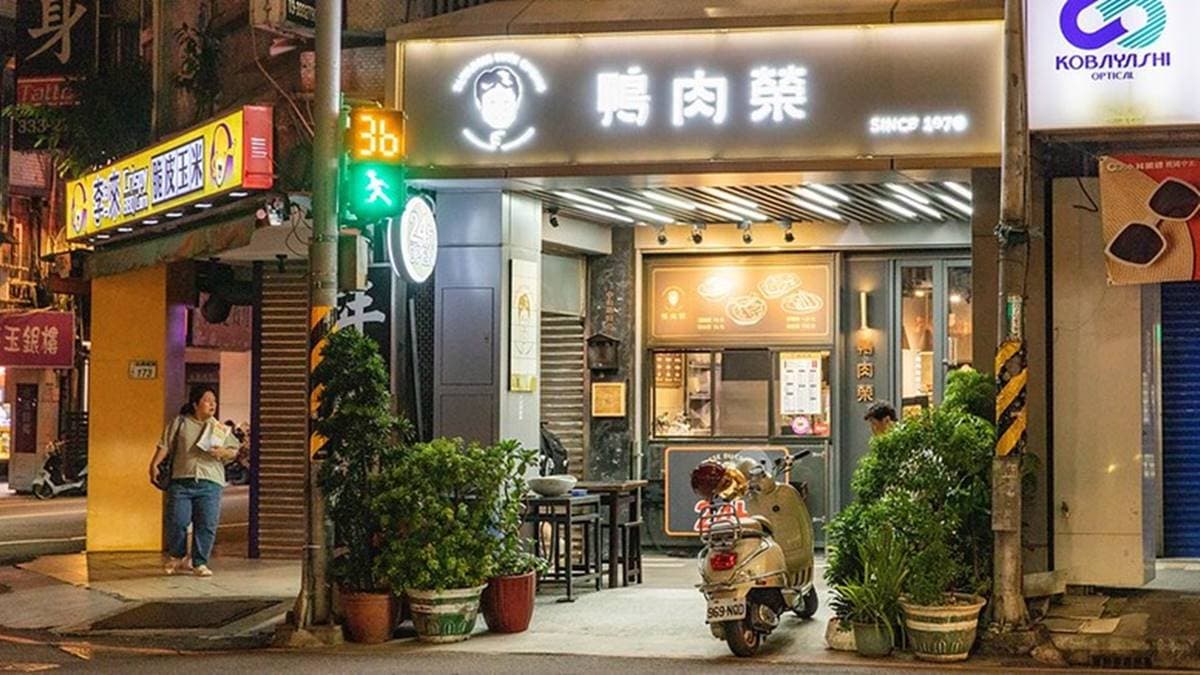 「鴨肉榮」地點就在景福宮斜對面，是知名的桃園大廟周邊美食。（圖片來源：小虎食夢網）