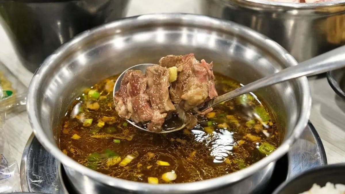 「牛腩鍋」的牛腩有先滷過、肉質嫩口。（圖片來源：愛比妞の美食旅遊地圖）