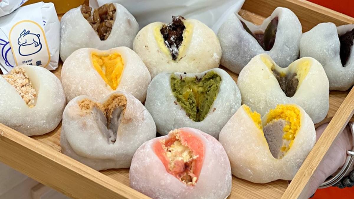 從製作糯米餅皮、備料、煮餡料、包麻糬都是純手工。（圖片來源：愛麗絲的吃不停人生）