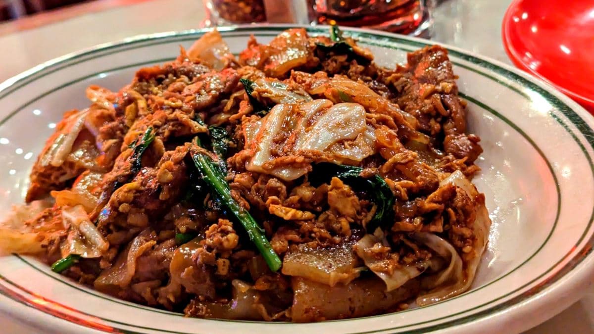 「牛肉炒粿仔」上面附著滿滿的醬汁，搭配牛肉片非常帶勁。（圖片來源：依娃旅行小確幸）