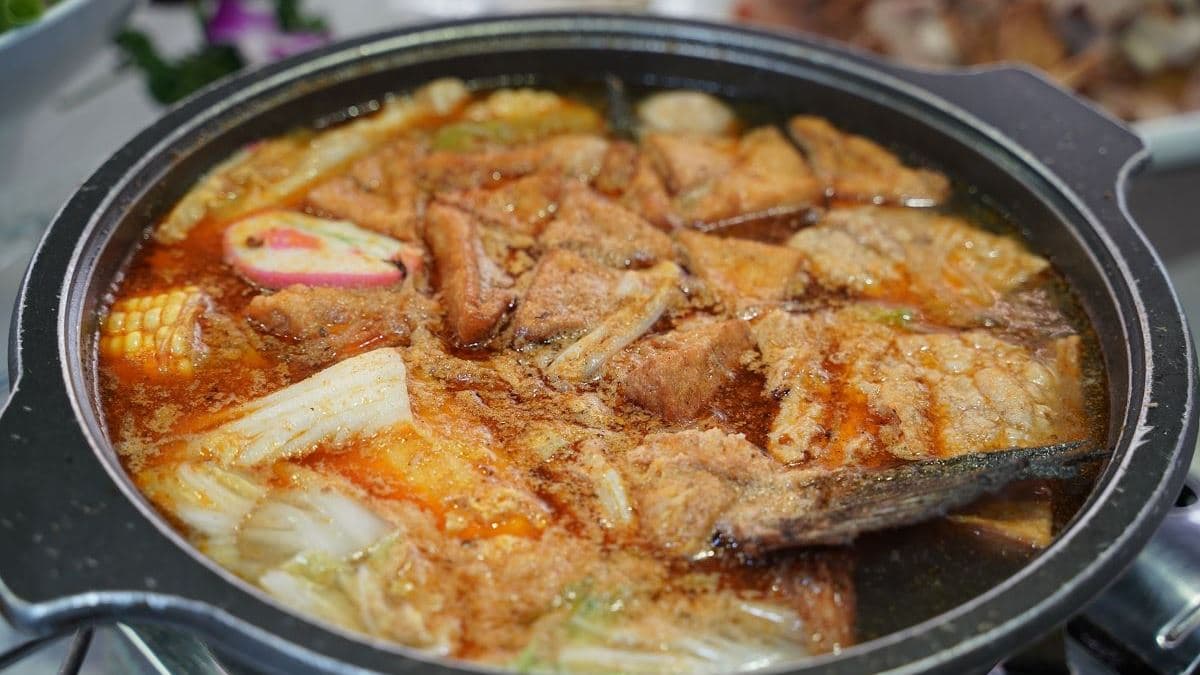 「招牌魚頭鍋」給料也不少。（圖片來源：東蛙池塘）