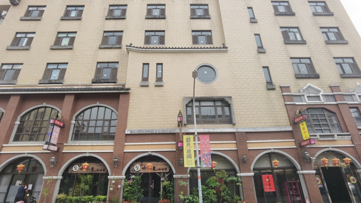 「協天宮忠義香客大樓」就在協天廟旁邊。（圖片來源：Darren蘋果樹旅遊玩樂誌）