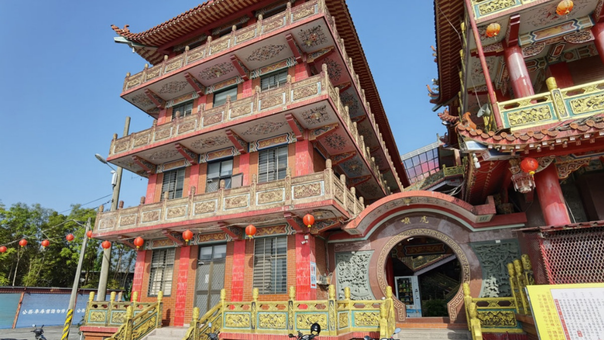 香客大樓就在面對廟宇左邊這棟，沿路也有路標指引。（圖片來源：Darren蘋果樹旅遊玩樂誌）