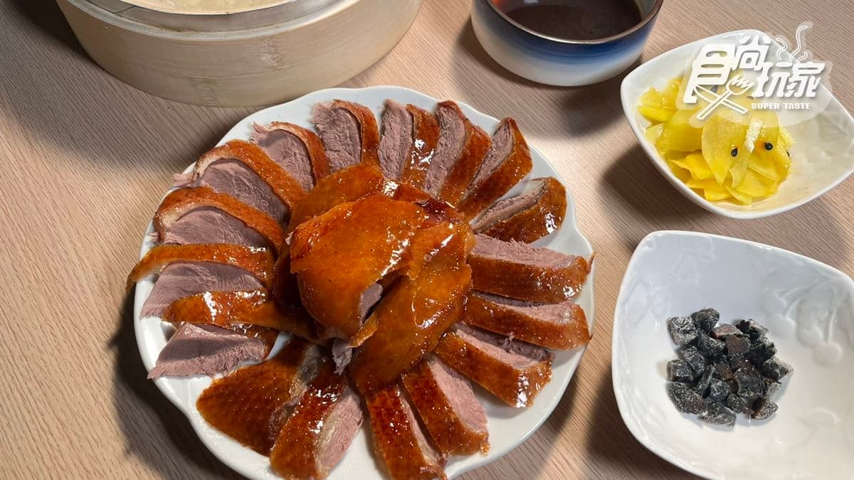 這裡的「片平鴨」的特別吃法是包裹百香果漬青木瓜和蜜餞。