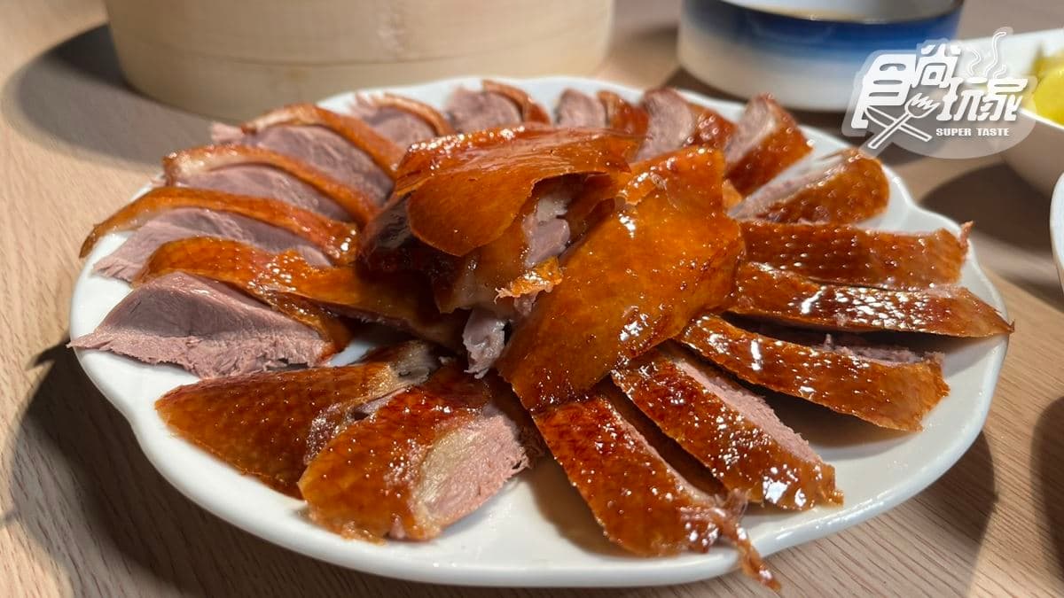 「片平鴨」的餅皮包裹鴨肉、蜜餞、百香果漬青木瓜後，吃起來酸鹹很開胃。
