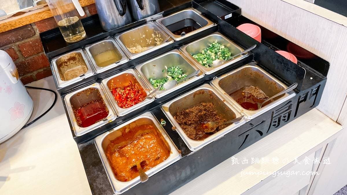 自取的醬料區有柴魚醬油、沙茶、辛香料等。（圖片來源：凱西跳跳糖の美食旅遊）  