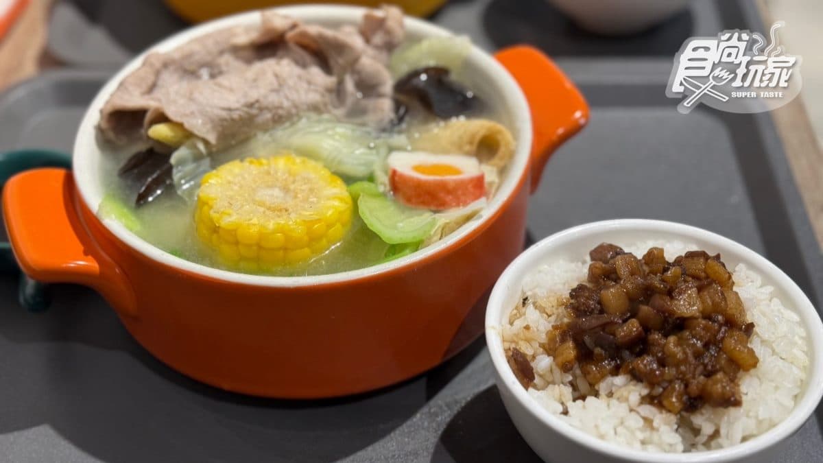 「蒜香雞湯鍋」（189元）清爽的蒜香雞鮮甜可口，一不小心就會把湯通通喝光。