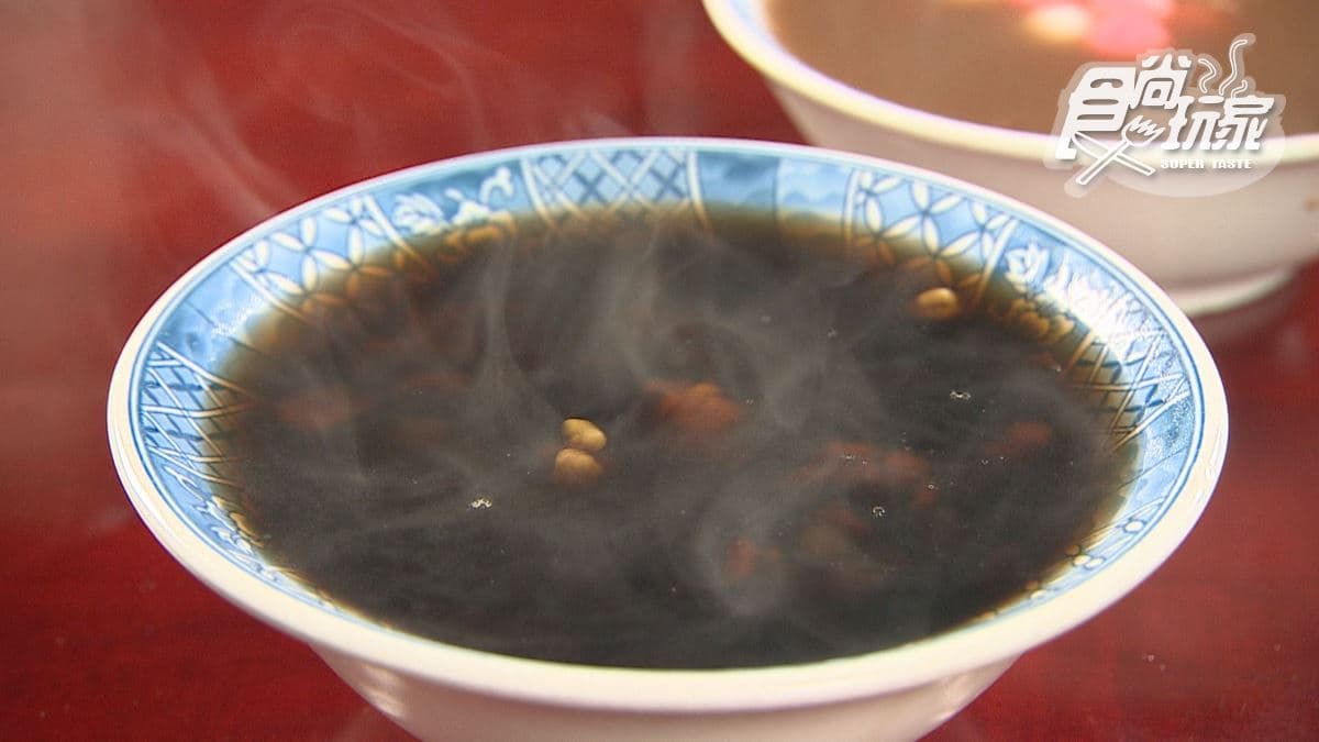 冬天很適合吃熱呼呼的「燒仙草」。