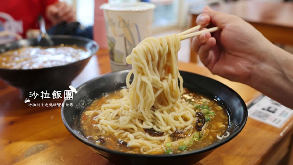 店內品項包含水餃、麵類、卷餅等，價格落在65元～140元之間。（圖片來源：沙拉公主吃喝玩樂看世界）
