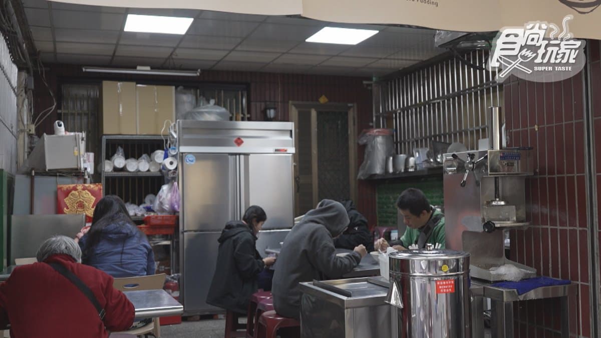 「華美市場無名豆花」受到許多在地人喜愛。