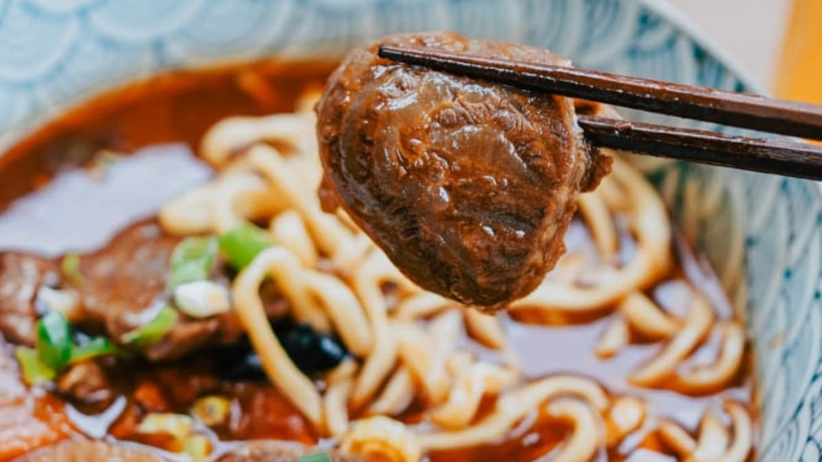 牛肉麵以濃郁蕃茄紅燒湯底加上燉到軟嫩入味的牛筋、牛肉以及蘿蔔塊。（圖片來源：胖貓咪的奇幻旅程）