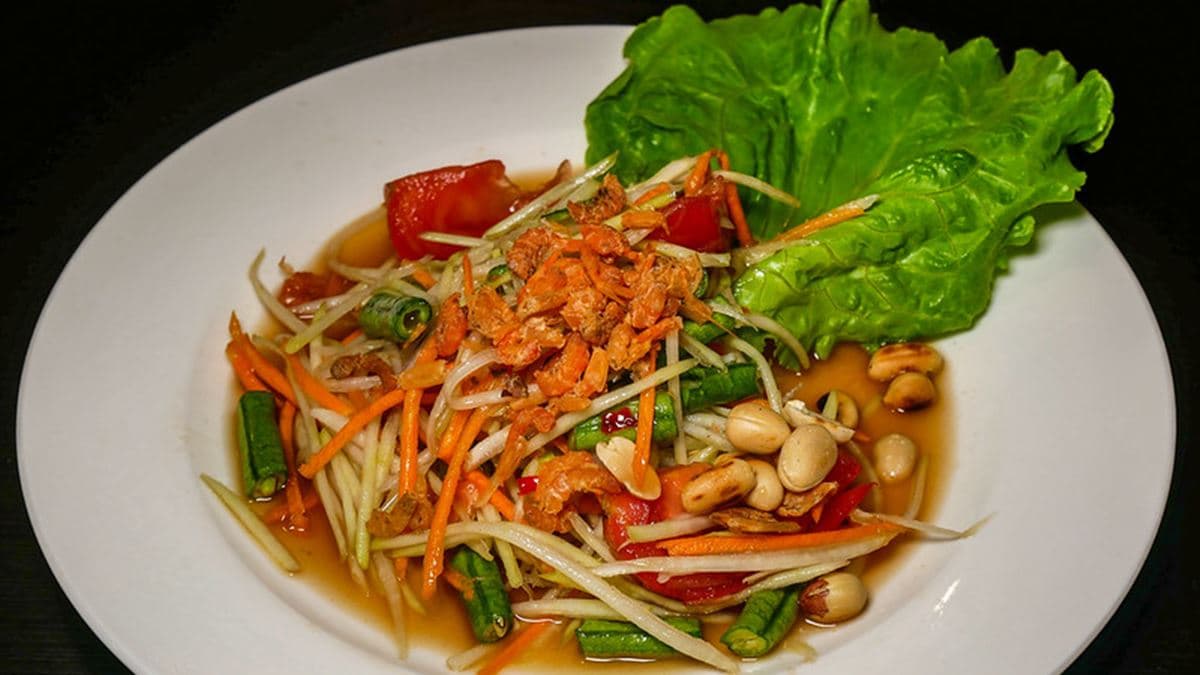 「青木瓜沙拉」的醬料搭配偏鹹的蝦米很好吃。（圖片來源：鄉民食堂）