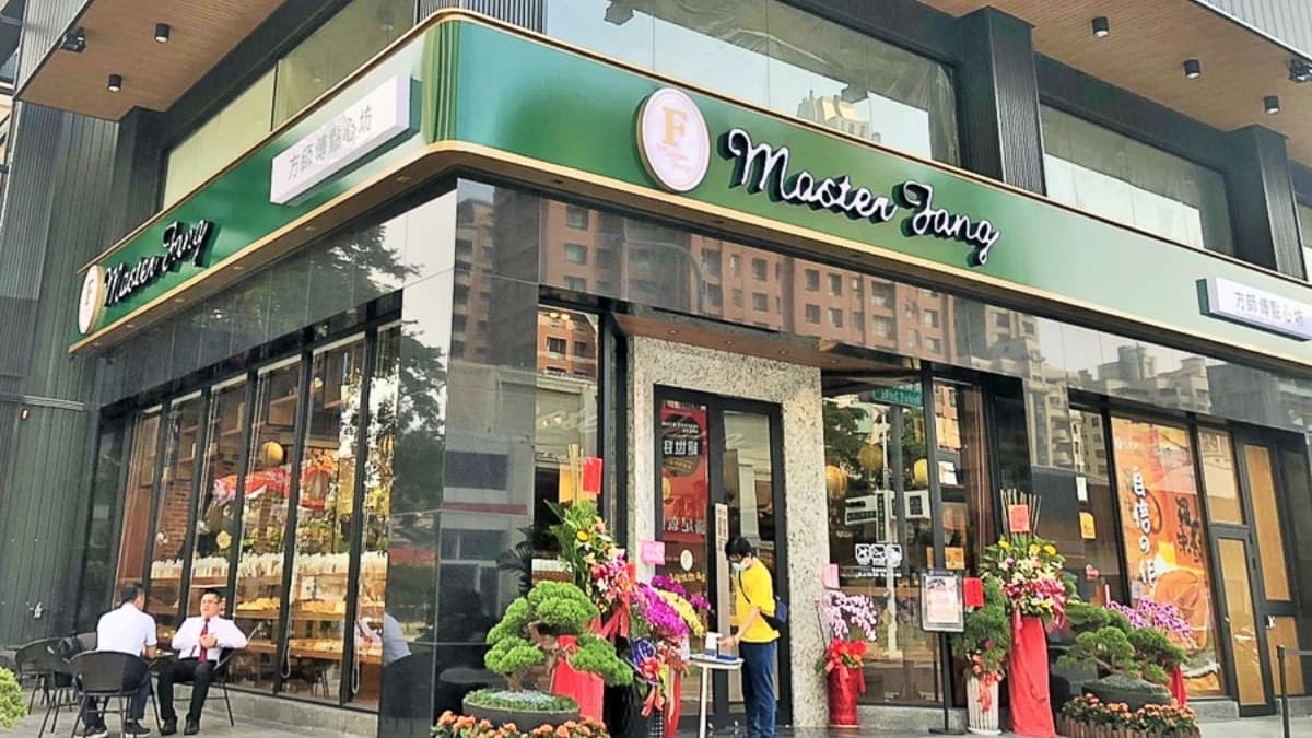 方師父的綠色招牌，在街上相當顯眼。（圖片提供：跟著尼力吃喝玩樂）
