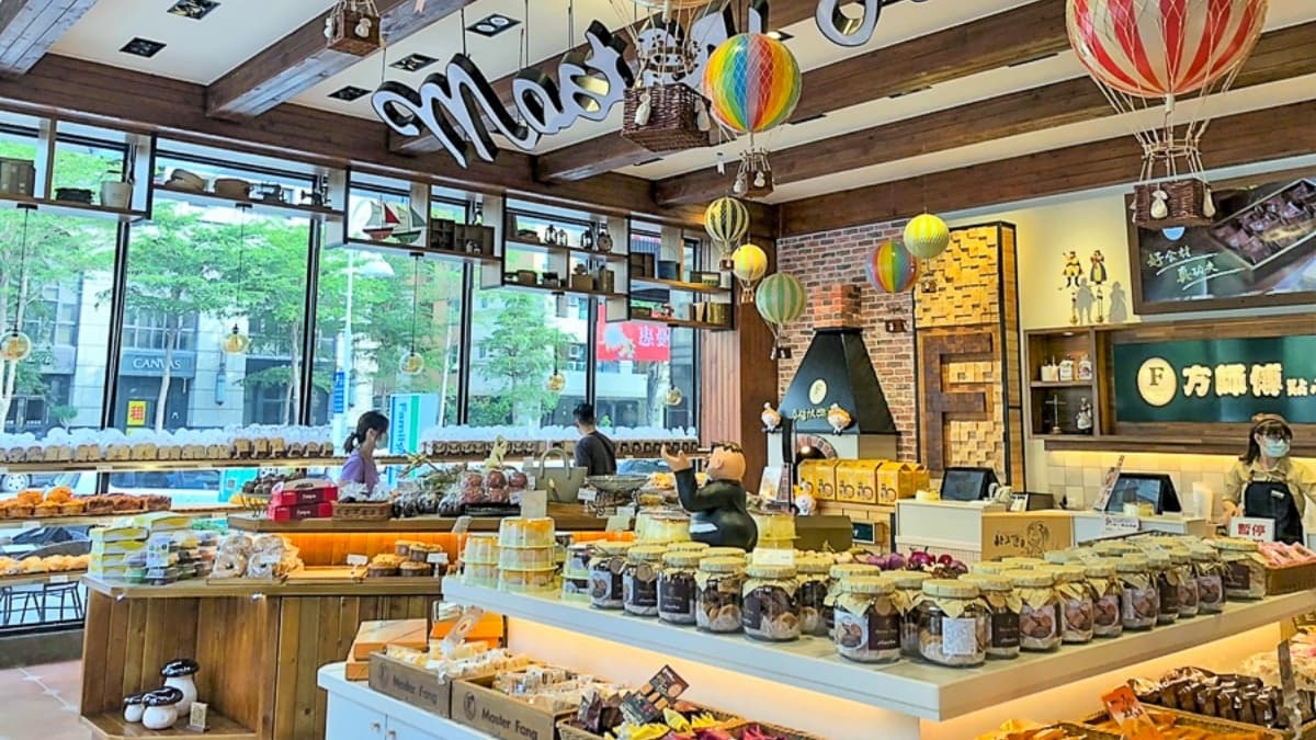 店內有各式各樣的麵包、高點可選擇。（圖片提供：跟著尼力吃喝玩樂）