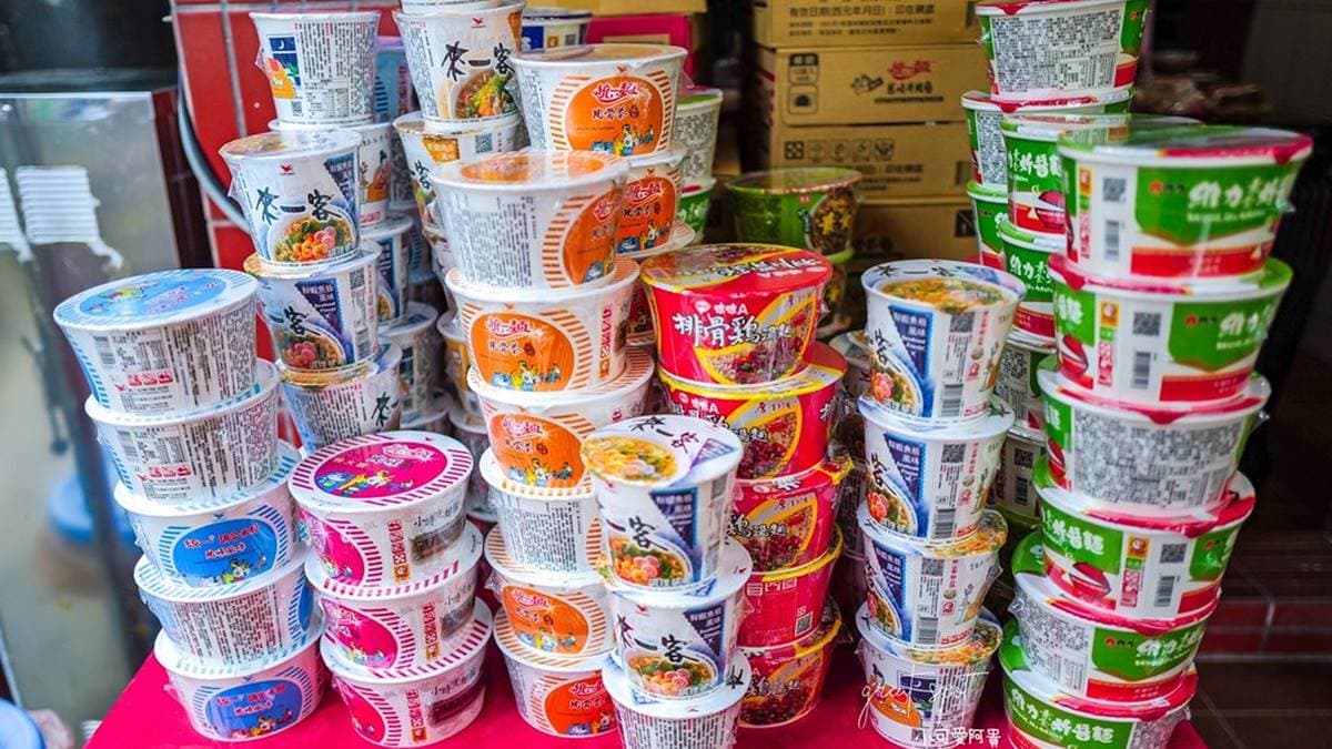 來拜拜的民眾都可以免費享用泡麵，葷食、素食口味都有。（圖片來源：陳小可的吃喝玩樂）