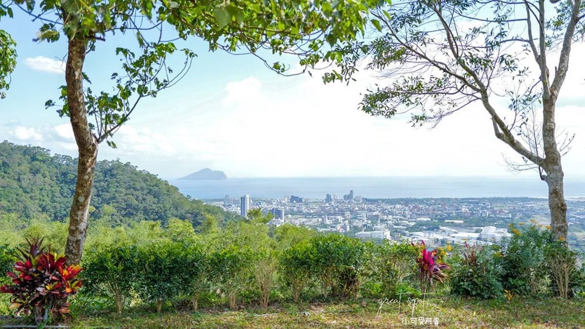 再往下走到靠近山崖的平台，還可以看到頭城市區跟龜山島的風景。（圖片來源：陳小可的吃喝玩樂）