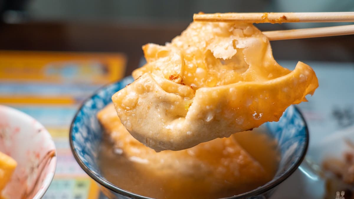「湯餛飩麵」有少許豆芽菜，整體湯頭不會死鹹。（圖片來源：媽媽我想嫁去台南！四口新生活）