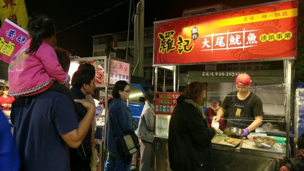 從傳統小吃到流行美食應有盡有，如魷魚、鹽水意麵、雞蛋糕、烤肉等。（圖片來源：台南美食地圖）