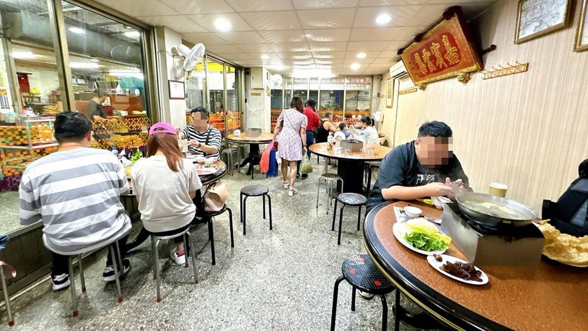 用餐空間有分室內、室外，待在裡頭用餐可以吹冷氣。（圖片來源：猴屁的異想世界）