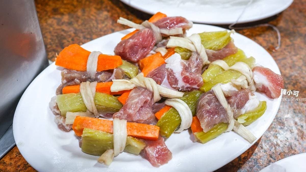很特別的「宜蘭酸菜肉」，和黃金豆皮、手工燕丸合稱為「陳沙茶三寶」。（圖片來源：陳小可的吃喝玩樂）