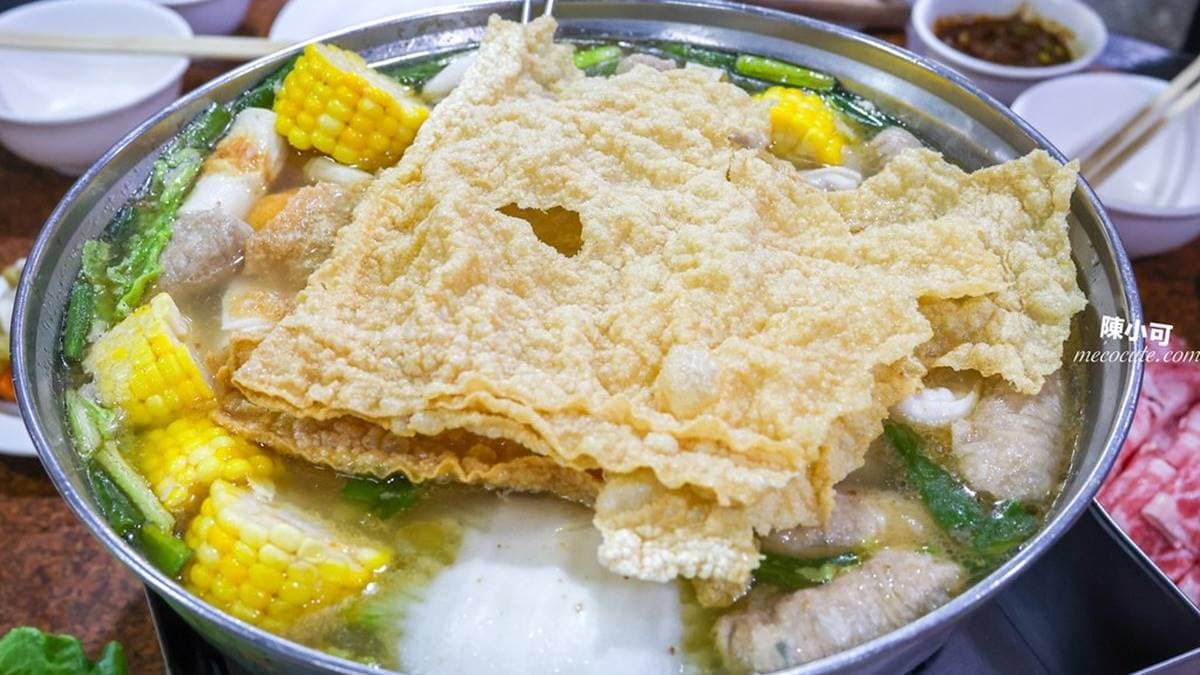 「黃金豆皮」比臉還大片，是人氣必點的品項。（圖片來源：陳小可的吃喝玩樂）