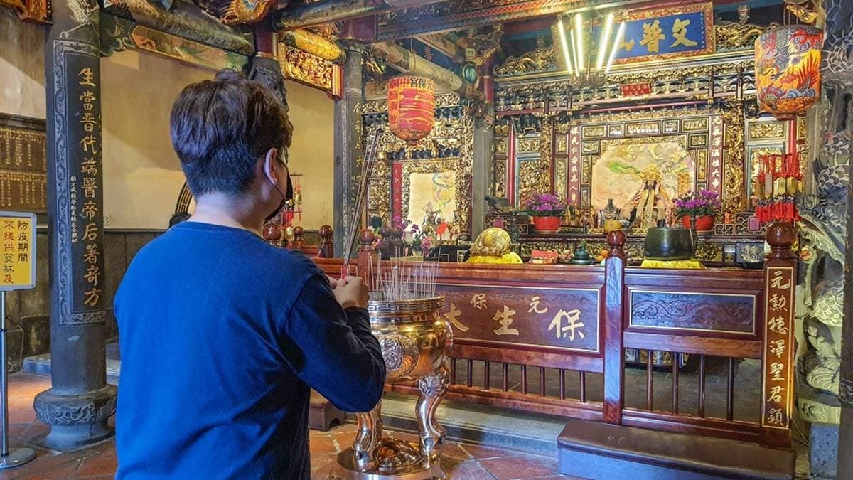 「元保宮」主祀保生大帝，也有關聖帝君、文武財神等許多神明可參拜。（圖片提供：剎有其食）