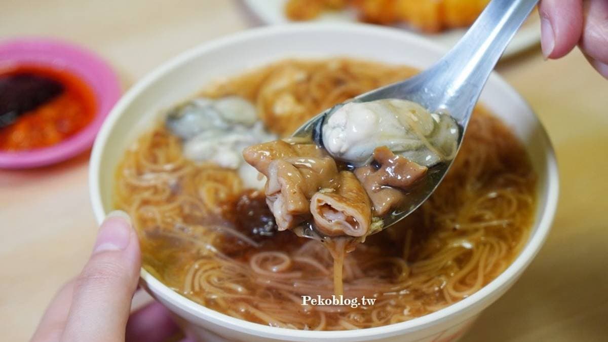 綜合麵線配料有肥美鮮蚵以及滷得入味的大腸。（圖片來源：PEKOのSimpleLife）