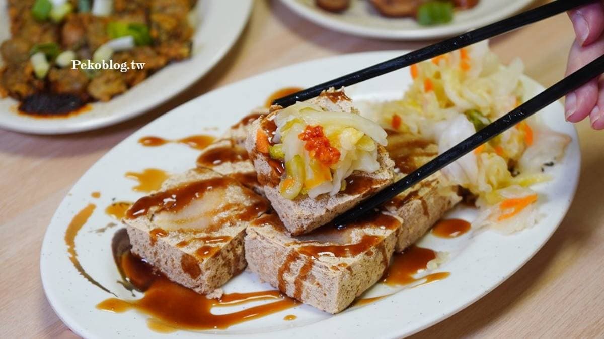 「炸臭豆腐」外酥內嫩，搭配醬料和泡菜一起吃會爆汁！（圖片來源：PEKOのSimpleLife）