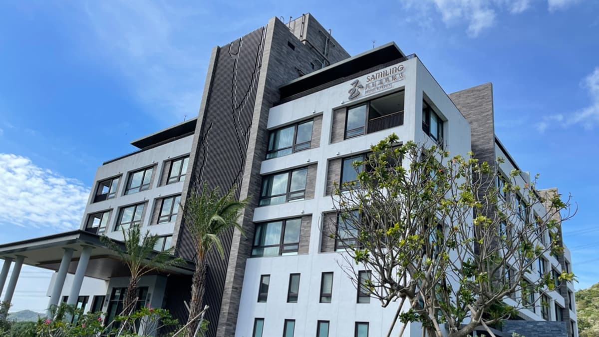 建築設計融合石板與抿石，呈現原始自然的風格。（圖片來源：愛玩的伊凡）