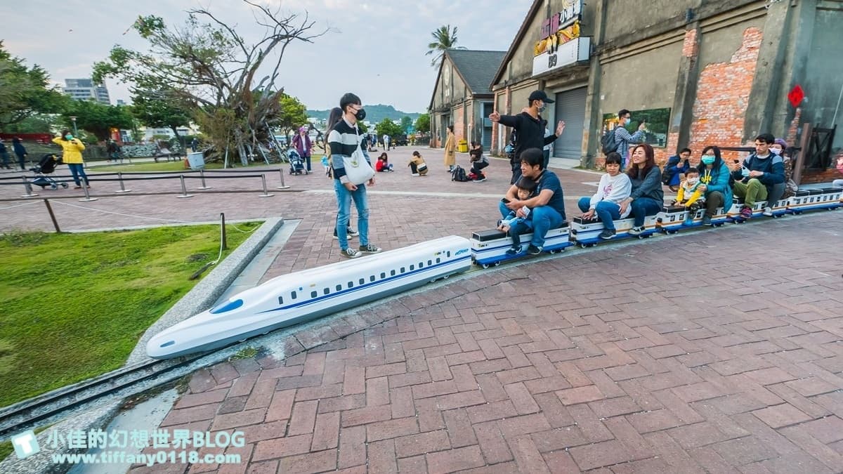 來到這裡必玩的「哈瑪星小火車」，無論大人、小孩都能搭。（圖片來源：小佳的幻想世界）