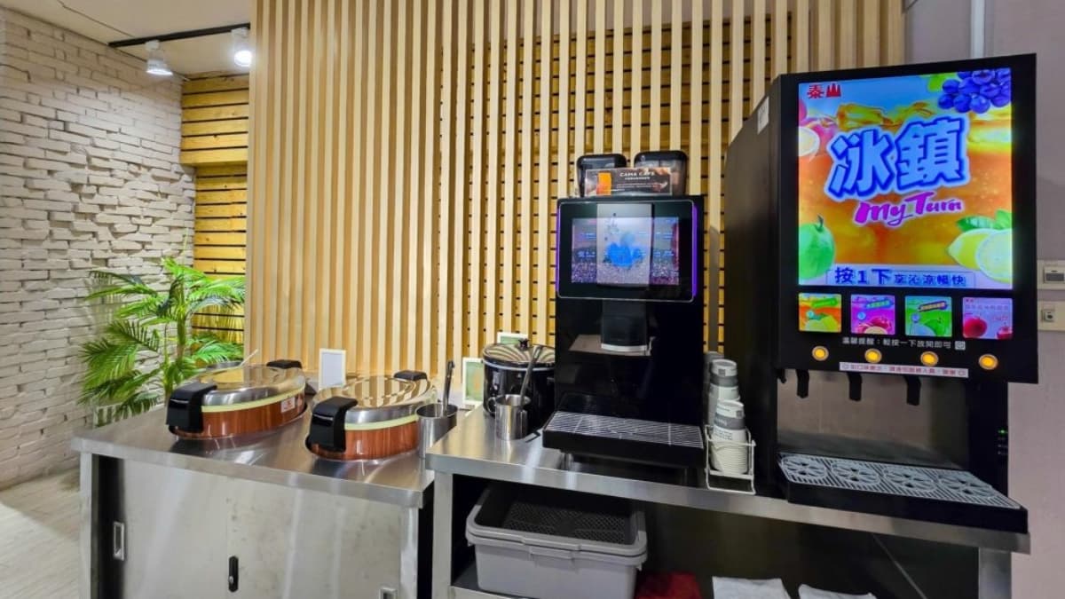 點主餐能享用自助吧，含味噌湯、咖哩醬、義大利肉醬。（圖片來源：南人幫-Life in Tainan）