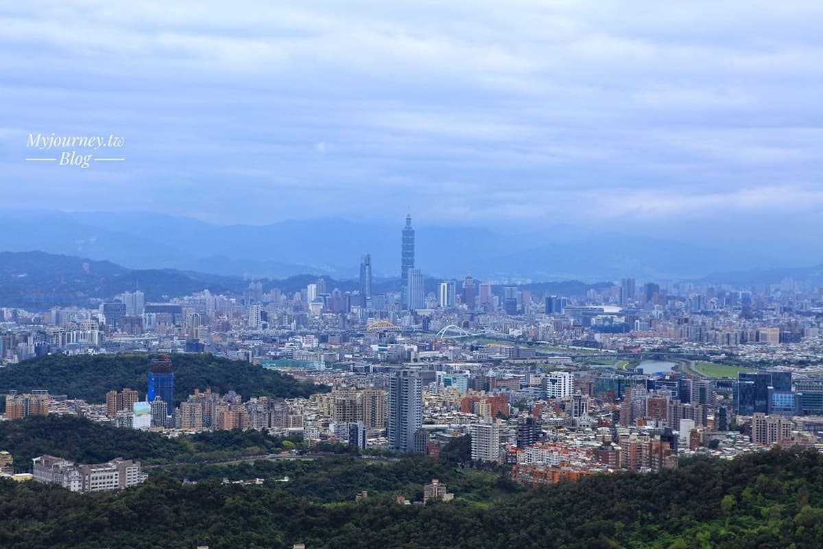 開在廟裡的隱藏版咖啡廳!隨喜價喝咖啡、賞內湖最強美景,再收絕美櫻花隧道 台北夜景5|內湖碧山巖:喝咖啡欣賞美景