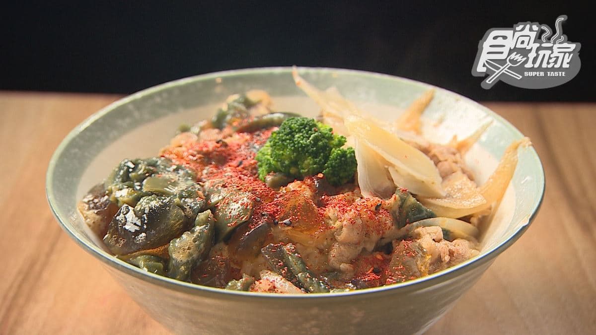 「皮蛋MAX牛丼」皮蛋融入了醬汁，形成和諧的味道。