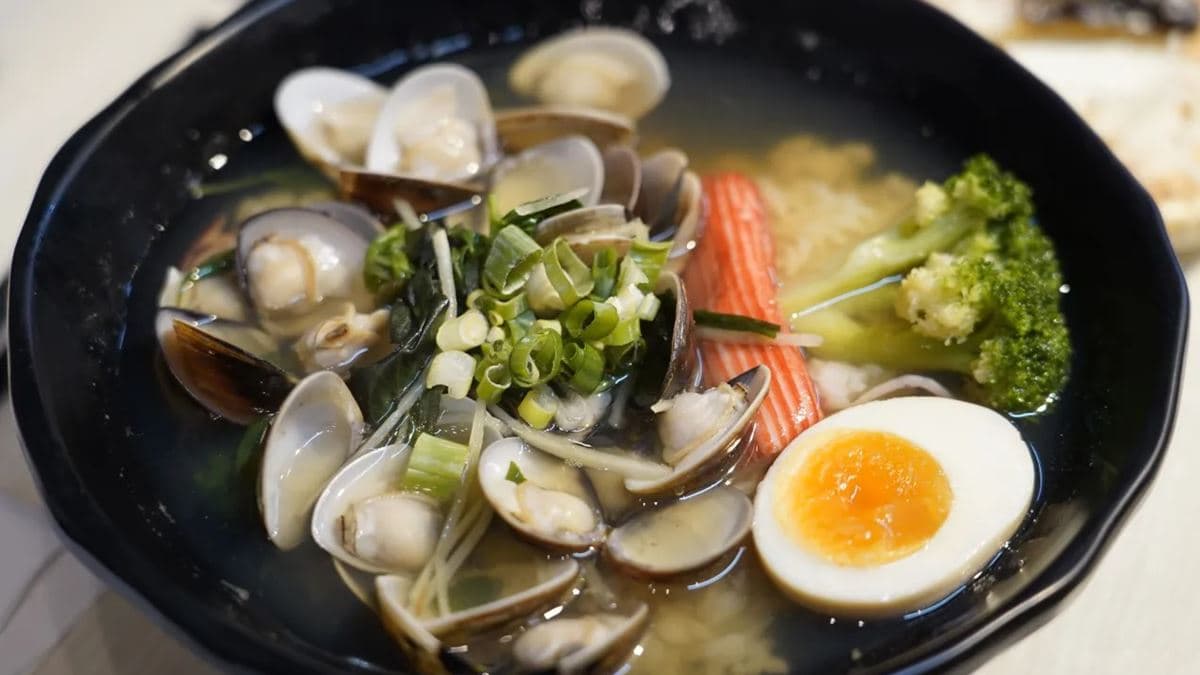 「爆多鮮蛤蜊泡飯」滿滿的蛤蜊很誘人。（圖片來源：勞鼠探世界）