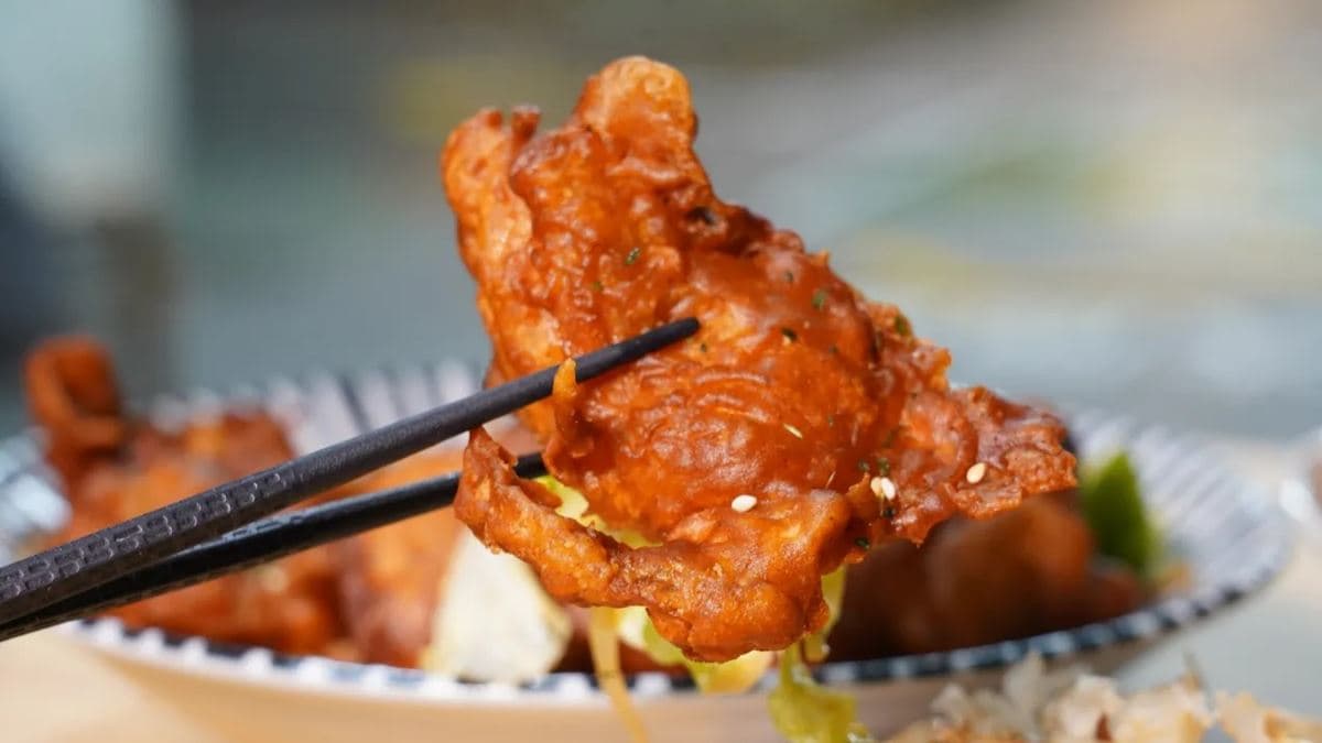 「唐揚雞炒麵 」的唐揚雞炸得非常酥脆。（圖片來源：勞鼠探世界）
