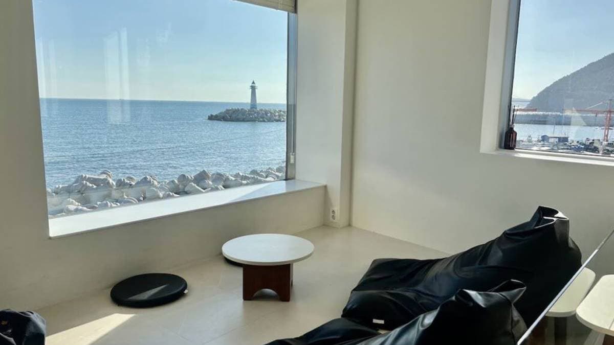 每個座位都能欣賞超美海景。（圖片來源：mamahuhu）