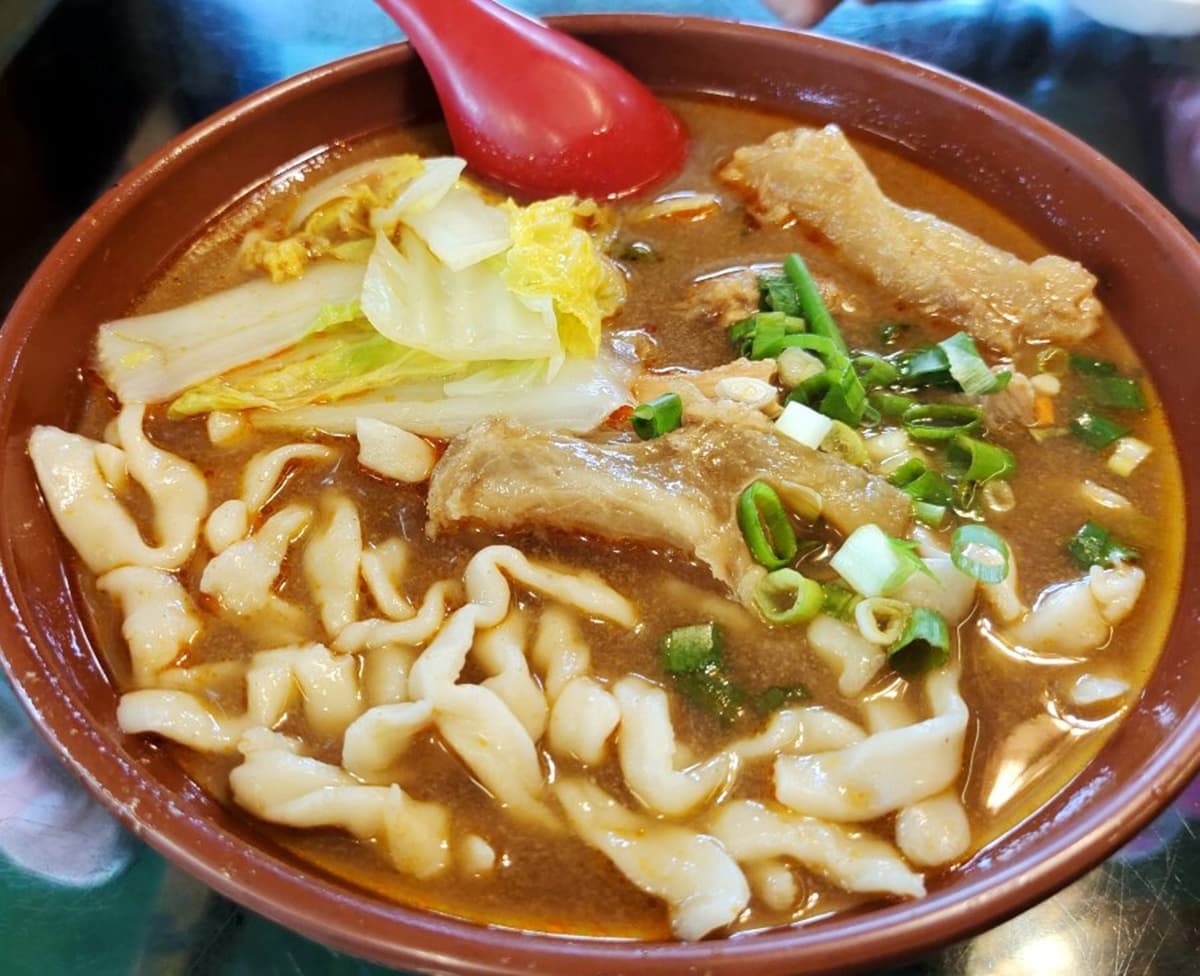 最低70元開吃！「高CP值牛肉麵」免費加湯、加麵吃到飽，冰淇淋、咖啡無限續