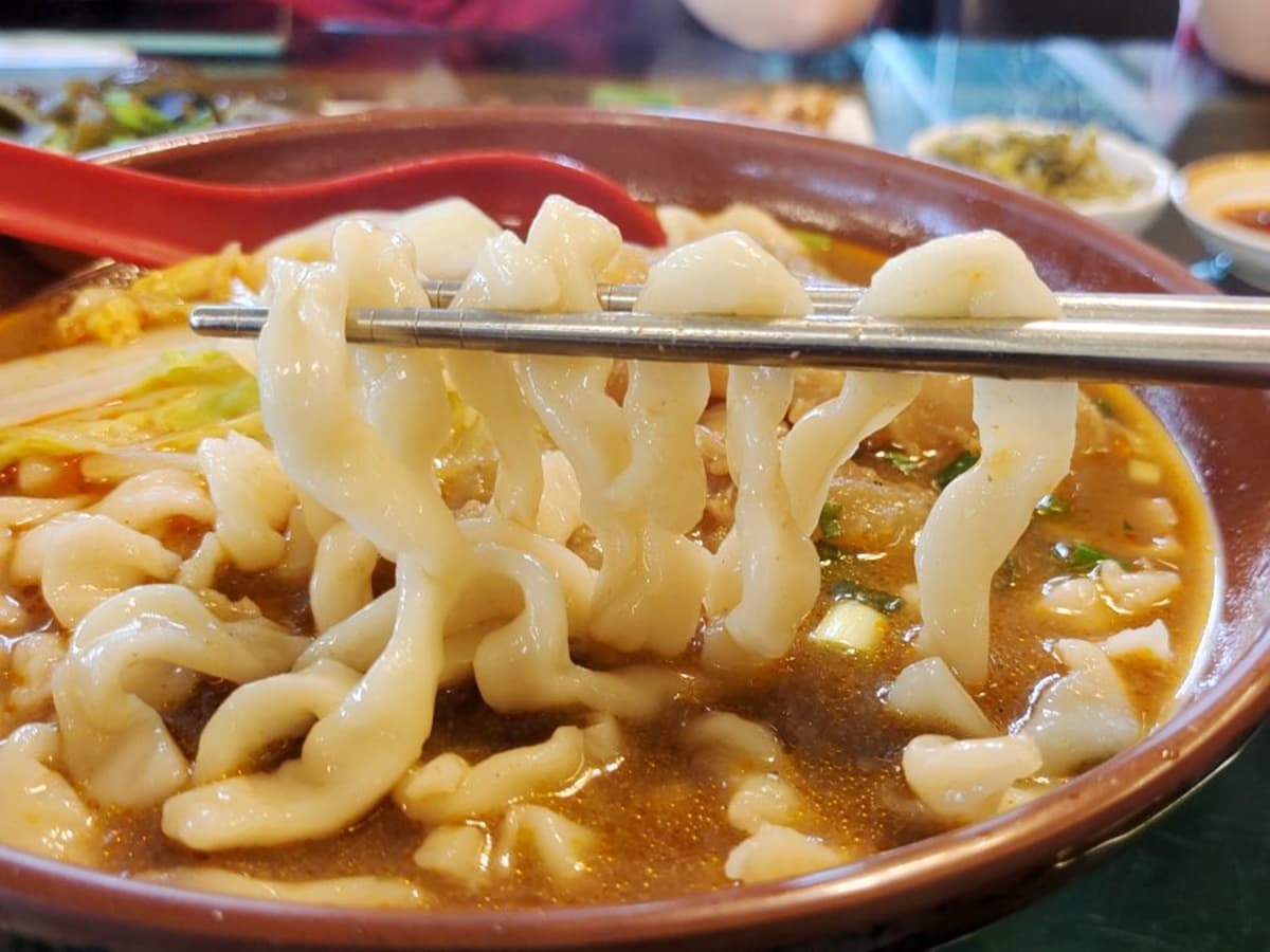 最低70元開吃！「高CP值牛肉麵」免費加湯、加麵吃到飽，冰淇淋、咖啡無限續