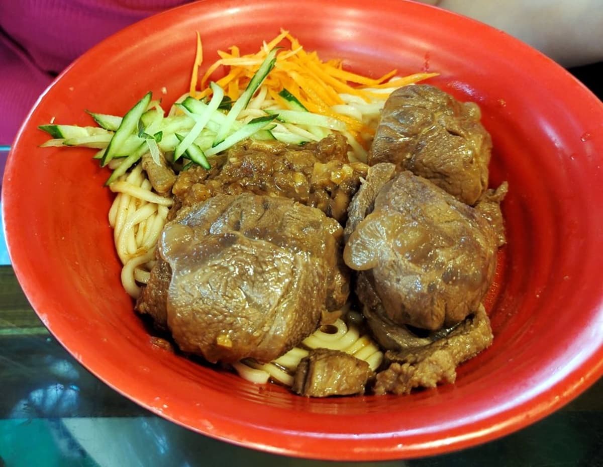 最低70元開吃！「高CP值牛肉麵」免費加湯、加麵吃到飽，冰淇淋、咖啡無限續