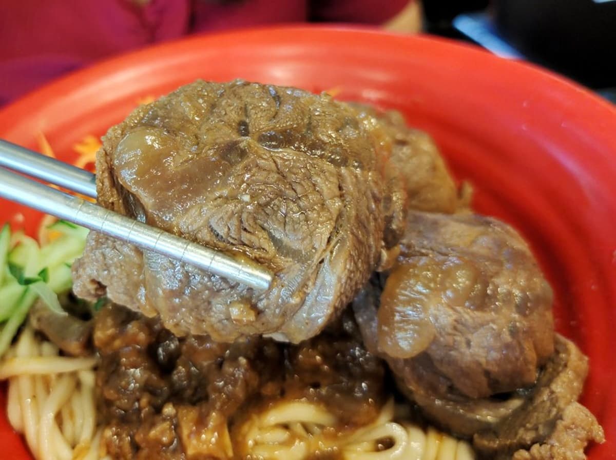 最低70元開吃！「高CP值牛肉麵」免費加湯、加麵吃到飽，冰淇淋、咖啡無限續